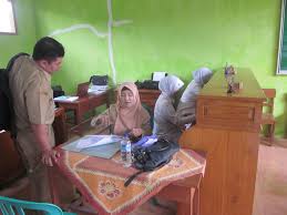 Bank mini sekolah (bms) merupakan sebuah sarana untuk melakukan literasi keuangan di sekolah dalam bentuk pengelolaan tabungansecara modern dan sarana praktikum kegiatan financial di sekolah. Bank Mini Smkn Ihya Ulumudin Singojuruh Smk Negeri Ihya Ulumudin Singojuruh