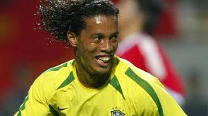 #ronaldinho jugando al fútbol en la agrupación especializada. Nach Haft Und Hausarrest Ronaldinho Ist Nun Ein Freier Mann Promiflash De