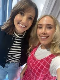 Diolch O GALON i bawb ddaeth draw i Oriel Môn ddoe ag am yr holl negeseuon  lyfli. Diolch i bawb sydd wedi fy nghefnogi, ac am wneud ddoe yn ddiwrnod  gora' fy