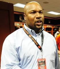 Video: Bo Jackson congratulates Mike Dyer after taking Auburn freshman  rushing record
