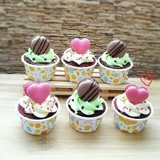 phay shing pa instagram peppermint chocolate and red velvet cream cheese mini chiffon cupcakes topped with frosting sprinkles and macarons a 2 in 1 dessert