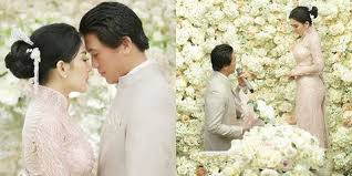 Caption tenteng lamaran / waduh ada kabar mengejutkan dari kapten timnas u 22 indonesia hansamu yama bolasport com : Detail Aksesoris Mewah Syahrini Di Acara Lamaran Dengan Reino Barack Kapanlagi Com