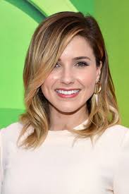 Sophia bush wears her short, dark hair in gentle waves. Sophia Bush Medium Wavy Cut Sophia Bush Hair Looks Stylebistro