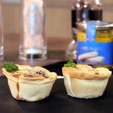 Solo debemos esperar a que las empanadillas de bonito se enfríen un poco para poder comerlas. Receta Para Canal Cocina De Tartaletas De Bonito Del Norte Y Fritada De Pimientos Y Cebolla Del Chef Gonzalo D Ambrosio Https Www Lachinata Es Blog