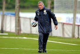 Momentan ist er trainer der uruguayischen fußballnationalmannschaft. Uruguay Oscar Tabarez Bleibt Trainer Der Celeste Der Spiegel