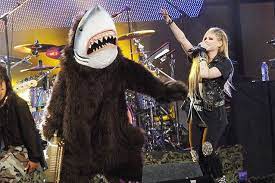 Avril Lavigne Performed On Jimmy Kimmel Live In Hollywood On September 18th With That Bear Shark I Guess Bear Sharks A Avril Lavigne Hottest Photos Hollywood