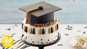 Cake redvelvet con sus detalles en azucar para tu #graduacion 🎓 📝•reserva ya con 5/6 días de anticipación previó abono!recuerda que estamos en #quitumbe📍. Pastel De Graduacion Youtube