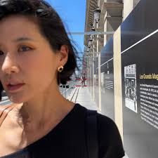 배경만 보면 어디인지 알 수 없을 파리 urban outfitters 거셀- 루브르에서 여기까지 500m 라고 나와서 걷기로 했는데  39도 정오였다는 걸 생각못하고 세명모두 땡볕에 기절할 뻔 한 날. jpg03-07까지 청순한 척 아니구 쓰러지기