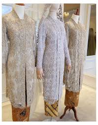 Fashion yang cocok untuk acara semi formal wisuda, pesta, kondangan, resepsi, rapat perusahaan & lamaran tunangan. Contoh Baju Ibu Pengantin Batik Kebaya Muslim Wedding Dresses Batikkebayamuslimweddingdresses In 2021 Kebaya Muslim Model Kebaya Muslim Model Kebaya Modern