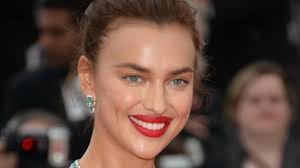 See more of irina shayk on facebook. Irina Shayk Im Gold Body Posiert Sie Als Halbnackte Wonder Woman News De