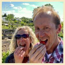 Heerlijke middag op onze moestuin, waar we helemaal tot rust komen!😊 Ok,  er zit veel werk in, maar als je ziet hoe het er nu allemaal uitziet en je  vandaag ook de