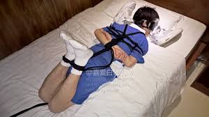 2年多前认识的一个跟我差不多瘦的白嫩乖弟弟，袜子虽然白，但味道很酸爽。白袜子白袜控捆绑捆绑play 深圳校服