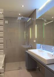 Moderne badezimmer dusche mit glasturen und naturliche farbe. Kleines Bad Mit Grosser Dusche Modern Badezimmer Koln Von Hansen Innenarchitektur Houzz