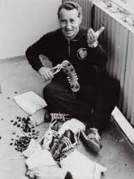 Adidas schuhe in riesiger auswahl, wie ultra boost, kanadia, zx flux, superstar u.v.m! Adidas Grunder Adolf Dassler Als Turnschuh Pionier Grunder De