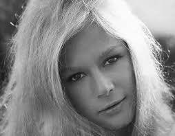 Η κόρη (αλίκη βουγιουκλάκη) του φουρτουνάκη (διονύσης παπαγιαννόπουλος) αναγκάζεται να αρραβωνιαστεί τον σκανδαλάκη (σπύρος καλογήρου). Gennh8hke H Nea Alikh Boygioyklakh Aera Gr