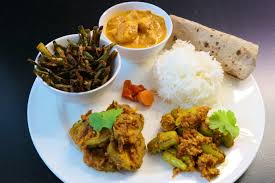 Thali Mit Paneer Gebratene Okra Tindola Bitter Gurke Reis Roti Alle Original Rezepte Auf Meine Webs Indisch Kochen Indisches Essen Lebensmittel Essen