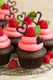 Pin By Bedouet On Gateaux Et Desserts Healthy Chocolate Recipes Raspberry Buttercream Frosting Dark Chocolate Cupcakes