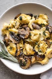 Kasetortellini Mit Butter Pilzen Und Knusprigem Salbei Pasta Pastarezepte Rezepte Kase Tortellini Rezepte Mahlzeit