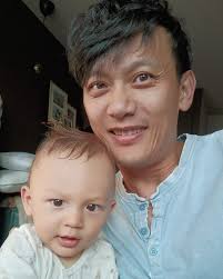 Darren Li 達人勵| 耶~~~ 今年已經過了一半了耶，我只要再辛苦17年2個月又14天就好了！ X#&O-+$-_×¥✓#x...  #mixedcouple #amwf #interracialcouple #polishwife #polishlife #summer  #family...