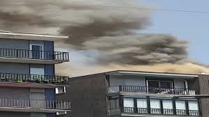 Cinque le squadre dei vigili del fuoco impegnate nei soccorsi, evacuate due abitazioni limitrofe alla zona. Il Video Dell Incendio Del Palazzo Di Sette Piani Nel Cuore Di Milano Evacuate 20 Persone