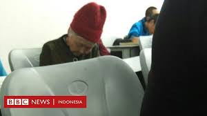 Penutup kepala wanita itu merupakan warisan leluhur yang mulai ditinggalkan. Pujian Untuk Profesor Yang Membawa Ibunya Yang Berusia 85 Tahun Mengajar Bbc News Indonesia