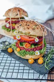 Veganer Burger Mit Roter Beete Und Tofu Carinaberry Com Rezept Vegetarisches Essen Fitness Lebensmittel Rezepte Gesund
