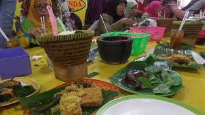Selain pakaian adat jawa barat, ternyata upacara adat di ibu kotanya bandung ini setelah kami hitung mencapai puluhan jumlahnya. Merasakan Uniknya Makan Di Alam Sunda