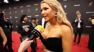 Shirin david is an actress and composer, known for fack ju göhte 2 (2015), potato salad (2015) and shirin david: Sie Raumt Einen Bambi Ab Shirin David Mit Xl Entourage Auf Dem Red Carpet Video Vip De