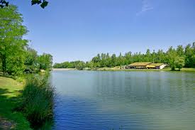 Installation de notre plancher sur ossature métallique au bord de la garonne à toulouse pour agrandir la terrasse d'un restaurant, permettant de recevoir plus de personnes tout en respectant les règles de distanciation. Le Kabestan Restaurant Chic Decontracte A Flourens Pres De Toulouse
