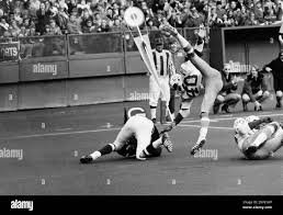 Cincinnati Bengals wide receiver Bob Trumphy tied himself in a knot in  catching a 10-yard pass for a touchdown against the San Diego Chargers in  second quarter of a NBA game on