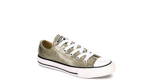 Jun 09, 2021 · whether it's a floral minidress with a crisp white pair of converse or a silk slip dress with chunky kicks, it's the perfect duo that exudes a cool, carefree, ready for anything vibe. Gold Glitter Converse Girls Chuck Taylors Rack Room Shoes Girls Converse Glitter Converse Converse