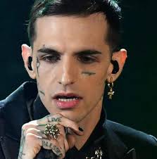 Achille lauro, nome d'arte di lauro de marinis (verona, 11 luglio 1990), è un cantautore, rapper e produttore italiano, originario di roma. Achille Lauro Dall Infanzia Difficilissima Al Successo Chi E E Il Suo Nome Vero Aciclico Com