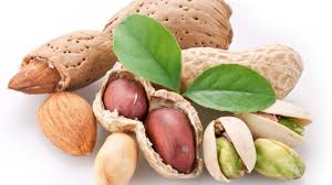 Walaupun jenis kacang ini rendah serat, kandungan vitamin dan mineral kacang mete tergolong lengkap, seperti vitamin e, k dan b6, tembaga, fosfor, seng, magnesium, besi dan selenium yang berfungsi sebagai zat antioksidan dan membantu menjaga kesehatan tubuh, seperti Manfaat Kacang Tanah Yang Anda Belum Ketahui