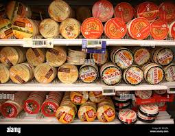 Camembert cheese in french supermarket -Fotos und -Bildmaterial in hoher  Auflösung