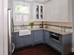 Get Inspired By This Stylish Kitchen With White And Blue Cabinets At Hgtv Com Dizajn Nebolshoj Kuhni Pereplanirovka Kuhni Dizajn Kuhon