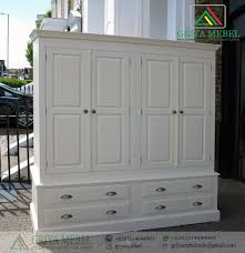 Model nya pun menjadi semakin beragam sesuai dengan perkembangan style dan minat pasar pada zaman sekarang. Lemari Pakaian 4 Pintu Putih Laci Bawah Griya Mebel