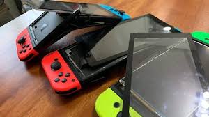 Fue descontinuada en el año 1999 (2003 en japón) 11 y años más tarde, fue relanzada virtualmente a través de la consola virtual en la wii en 2006, wii u en 2013, nintendo 3ds (solo la versión new) en 2016 y nintendo switch en 2019 (no a través de la consola virtual, si no a través del servicio en línea nintendo switch online). Fans Condenan Duramente A Un Padre Que Destrozo Las Nintendo Switch De Sus Hijos Y Un Amigo Nintenderos Nintendo Switch Switch Lite