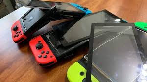 Al año siguiente, la nueva consola de nintendo se consolidó como la consola favorita de los indies, ha recuperado la confianza de los third parties y lo que es mejor: Fans Condenan Duramente A Un Padre Que Destrozo Las Nintendo Switch De Sus Hijos Y Un Amigo Nintenderos Nintendo Switch Switch Lite Y 3ds