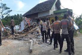 Fakta lengkap gempa di blitar berkekuatan yang 5,9 magnitudo. Rumah Rusak Akibat Gempa Malang Ratusan Warga Blitar Lakukan Perbaikan Mandiri