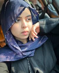 Badshah the hum apne mizaaje masti ke.. Ishq ne tere deedaar ka faqeer bana  diya.. ❤️👀🙂 . . Wearing hijabs from