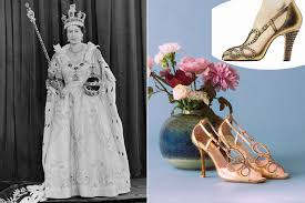 J'ai assisté à un couronnement et ai. Reine Elizabeth Ii Les Superbes Escarpins Roger Vivier De Son Couronnement Revisites