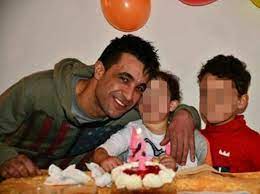 Ciao carmelo,ho 27 anni, sono nata a milano e sono la seconda di tre figlie. Carmelo Abbate On Twitter Scappa Con I Figli Di 2 E 4 Anni Jamel Ha Solo 5 Ore Di Vantaggio Foto Diramate Alla Stampa Dirette Tv Allertati Porti Aeroporti Autorita Di Frontiera