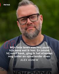 In Het huis vertelt Alex Agnew dat zijn papa zijn grote held was, ondanks  hun haat-liefdeverhouding. Eric Goens voorziet op zijn beurt een  onvergetelijke 24 uur voor zijn gast. Bekijk alle afleveringen