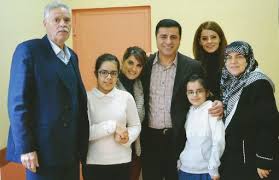 Başak demirtaş, eşi selahattin demirtaş'la birlikte geçirdiği rahatsızlık sonrası çektikleri ilk fotoğrafı paylaştı. Demirtas In Cezaevinde Cekilen Ilk Fotografi Yayinlandi Bianet