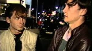 Né le 23 novembre 1945 à fraserburgh dans la région écossaise d'aberdeenshire, dennis nilsen est le deuxième des trois enfants d'elizabeth duthie whyte et d'olav magnus moksheim (alias nilsen), soldat norvégien qui fait la connaissance d'elizabeth en écosse en 1940 dans le cadre de la résistance norvégienne, le couple se mariant en mai 1942 et s'installant dans la maison. The Crimes Of Dennis Nilsen View From The Mirror