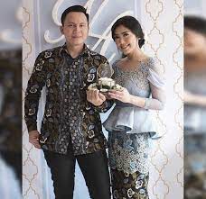 Busana nuansa peach dengan payet bunga 3d. Baju Tunangan Berhijab 2020 Di 2021 Busana Batik Model Baju Wanita Pakaian Modern
