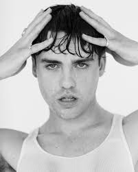 I realized I haven't done a proper introduction—so hey! 👋 I'm Mikayla, a  hairstylist at @sageon17th.oc, and I've been doing hair for 3 years now.  I've always been obsessed with all things