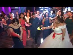 Entdecke unsere urbane brautmode sowie die passende accessoires & brautschuhe. Albanisch Kurdisch Hochzeit H M2018 3 2 Youtube
