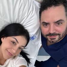 Paola Dalay, pareja de José Eduardo Derbez, muestra imágenes inéditas del  parto de su bebé desde el quirófano. Todos los detalles en el link de la  BIO. #TVContent