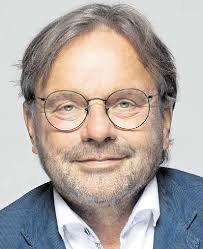 Papst am Sarg seines Vorgängers